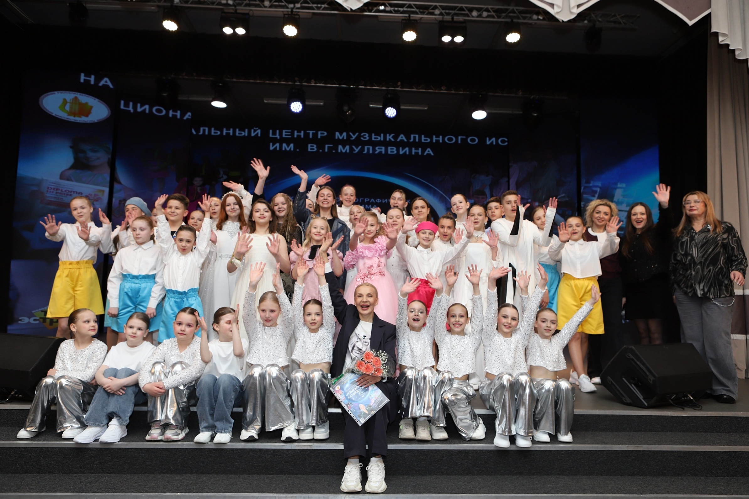 Маладзежны тэатр эстрады працягвае напаўняць дзіцячыя сэрцы духоўным святлом!